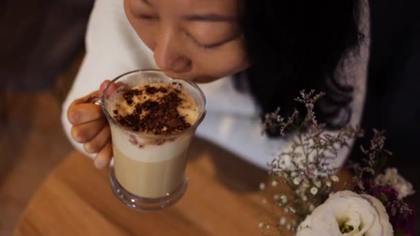 Asyalı Bir Kadının Barın Tezgahında Oturup Sabahları Kahvesini Yudumlamasını Yakın — Stok video