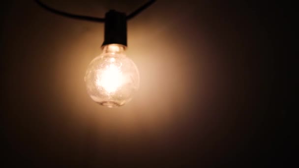 Eine Alte Glühbirne Wird Einem Dunklen Keller Ausgeschaltet — Stockvideo