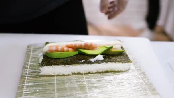 Κοντινό Πλάνο Του Σεφ Του Σούσι Που Ετοιμάζει Γιαπωνέζικο Φαγητό — Αρχείο Βίντεο
