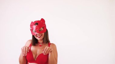 Artı, kırmızı iç çamaşırlı ve yakalı kedi maskeli bir kadın yetişkin cinsel oyunları oynayacaklar..