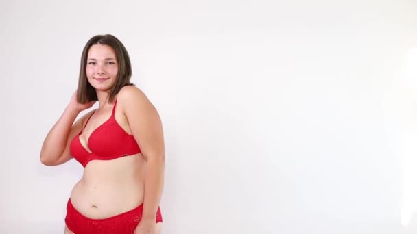 긍정성과 빨간색 란제리 포즈를 자신감 자신의 긍정적인 여성의 — 비디오