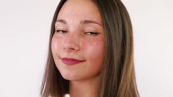 Model Vrouw Met Natuurlijke Make Perfecte Gezicht Huid Poseren Zaklamp — Stockvideo