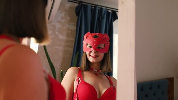 赤いランジェリーと襟の猫のマスクのサイズの女性は 大人の性ゲームBdsmと支配を再生しようとしています — ストック動画