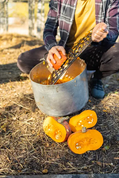 Balkabağını metal rendeyle ovuyor. Yemek pişirmek. Vejetaryen ve vejetaryen yemekleri. Çiğ yemek..