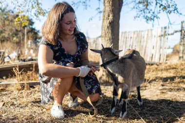 Çiftlikte keçisi olan mutlu genç bir kadının portresi..