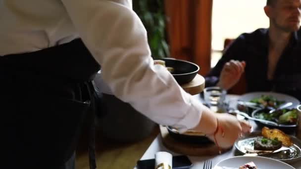 레스토랑이나 호텔에서 카나페 스낵과 테이블에 케이터링 서비스에 음식을 웨이터 결혼식 — 비디오