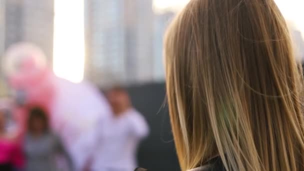 Doux Vent Été Soufflant Travers Les Cheveux Blonds Femme Vue — Video