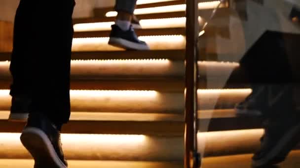 Pohled Nohy Lidí Šplhajících Schodech Osvětleného Schodiště Restauraci Kavárně Cool — Stock video
