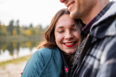 Genç Sevimli Kadın Hugs erkek. Sonbahar açık. Lovers Park'ta yürüyordunuz. Çekici komik çift. Ormandaki lovestory. Erkek ve kadın. Parkta şirin severler. Aile kavramı. Mutlu çift.