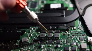 Mühendis elektronik aletleri kontrol ediyor. Devre kartı elektrik testi, ana kart teşhisi ve onarım. Yakın çekim görüntüleri