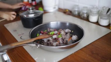 Ahtapot, domates ve çeşitli otlarla spagetti pişirmek - İtalyan yemeği - yakın plan