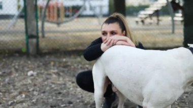 Parkta Amerikan Staffordshire Teriyeri eğiten bir kadın.. 