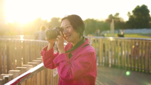 Glad Kvinna Ung Asiatisk Resenär Bär Retro Fedora Hatt Med — Stockvideo