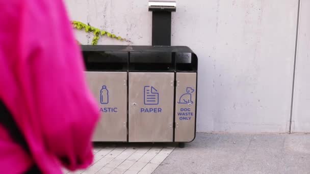 Ligne Récipient Tri Pour Bouteille Plastique Verre Papier Boîtes Conserve — Video