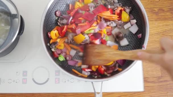 Cozinhar Espaguete Com Polvo Tomates Ervas Variadas Comida Italiana Close — Vídeo de Stock