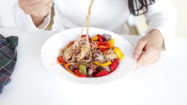 Comendo Espaguete Com Polvo Tomates Ervas Variadas Comida Italiana Close — Vídeo de Stock