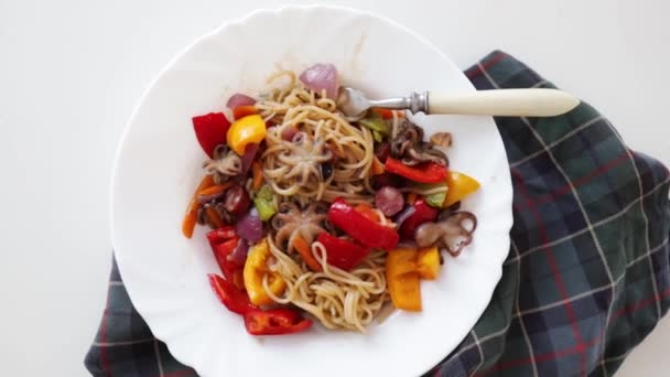 Spaghetti Mit Oktopus Tomaten Und Verschiedenen Kräutern Essen Italienisches Essen — Stockvideo