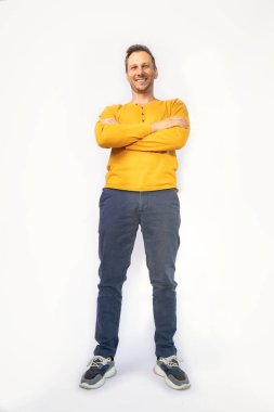 Çılgın, enerjik adamın yakın plan fotoğrafı. Ağzını aç. Heyecanlı duygular.