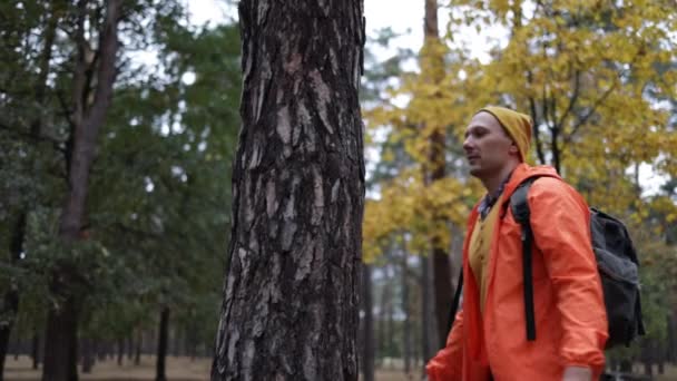 Giovane Uomo Abbraccia Intorno Albero Mostrando Suo Amore Natura — Video Stock