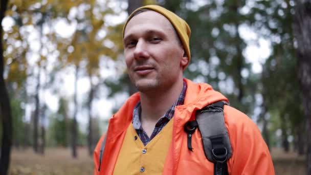 Портрет Красивого Бородатого Кавказького Хлопця Подорожує Відео Блогер Великій Природі — стокове відео