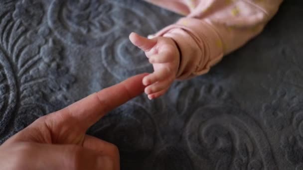 Close Footage Newborn Baby Playing Mother Hand Finger While Lying — Stok Video