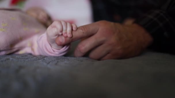 Közelkép Újszülött Baba Játszik Anya Kezét Ujját Miközben Feküdt Háton — Stock videók