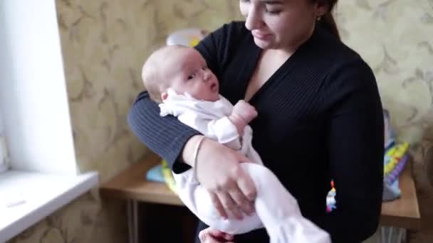 Amorosa Tierna Joven Mamá Sosteniendo Adorable Linda Niña Hija Abrazando — Vídeos de Stock