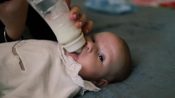 Kochająca Matka Karmiąca Małego Chłopca Butelką Mleka Domu Portret Niemowlęcia — Wideo stockowe