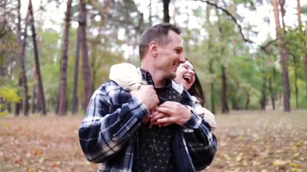 迷人的女人和英俊的男人在秋天的公园里共度时光 拥抱彼此 森林里的爱情故事 — 图库视频影像