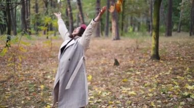 Sonbaharda mutlu genç bir kadın ağaçlarla, özgürlükle ve doğayla iç içe olan bir parkta terk eder. Ormanda sıcak kıyafetler içinde mutlu, heyecanlı bir kız..