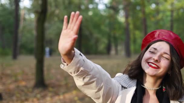 Ελκυστική Νεαρή Γυναίκα Που Περπατάει Στο Πάρκο Γυρίζει Ιπτάμενα Μαλλιά — Αρχείο Βίντεο