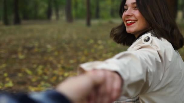 Junges Paar Spaziert Händchen Haltend Durch Herbstlichen Stadtpark Und Genießt — Stockvideo