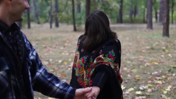 Jong Positief Paar Wandelen Hand Hand Date Herfst Stadspark Genieten — Stockvideo