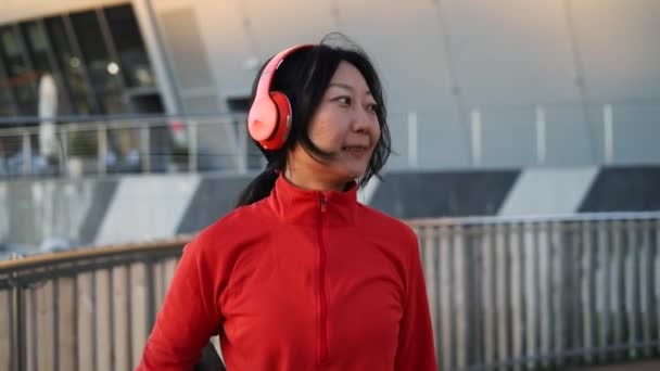 Jong Gelukkig Aziatisch Koreaans Vrouw Sportkleding Luisteren Naar Muziek Met — Stockvideo