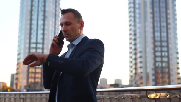 Kaukasischer Mann Telefoniert Auf Büroterrasse Freien Selbstbewusste Bärtige Manager Haben — Stockvideo