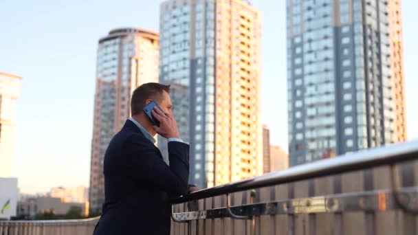 Hombre Caucásico Hablando Teléfono Móvil Terraza Oficina Aire Libre Confiado — Vídeo de stock