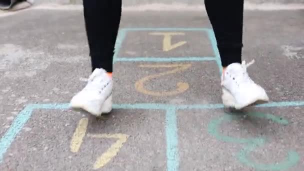 Nahaufnahme Der Füße Eines Mädchens Und Hopscotch Auf Den Asphalt — Stockvideo