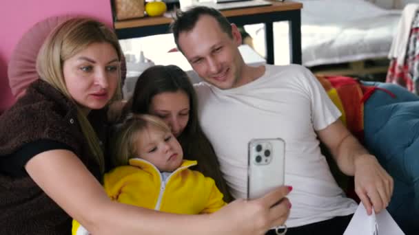 Πορτρέτο Μιας Ευτυχισμένης Οικογένειας Που Βγάζει Μια Σέλφι Στο Σαλόνι — Αρχείο Βίντεο