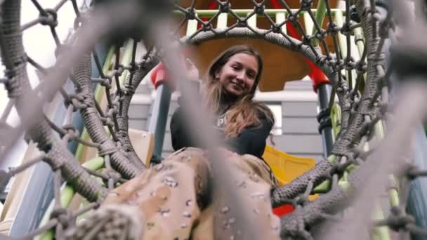 Portrét Dospívající Dívky Sedí Skluzavce Hřišti Dívá Kamery Usmívá Směje — Stock video