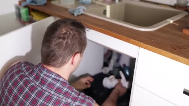 Tukang Plumber Memperbaiki Kebocoran Pedagang Berbaring Bawah Wastafel Untuk Memperbaiki — Stok Video