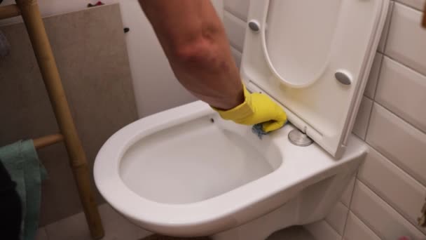 Man Cleaning Toilet Menggunakan Deterjen Perlindungan Sarung Tangan Dan Plastik — Stok Video