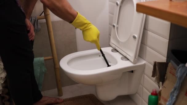 Man Cleaning Toilette Utilizzando Guanti Protezione Detergente Spazzola Plastica — Video Stock
