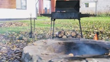 Barbekü ızgarası dışarıda kızgın demir ızgarada büyük, sulu et parçaları pişiriyor.. 