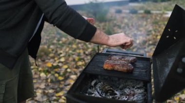 Izgarada Biftek Tuzlamak. Izgarada pişen lezzetli etli biftekler.. 