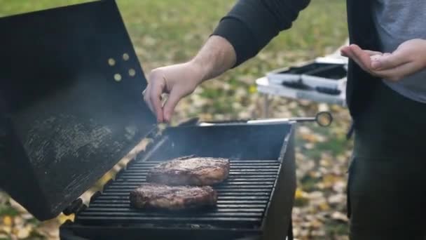 Izgarada Biftek Tuzlamak Izgarada Pişen Lezzetli Etli Biftekler — Stok video