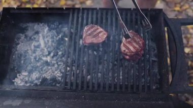 Barbekü ızgarası dışarıda kızgın demir ızgarada büyük, sulu et parçaları pişiriyor.. 