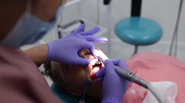 Diş tedavi prosedüründe diş hekimliği ofisinde hasta dişleri için diş matkap kullanımının yakın çekimi