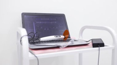 Doktor klinikte hastanın dişlerini tarıyor. Diş sağlığı. Tıbbi monitörde 3 boyutlu diş eti ve diş eti modeli oluşturur.
