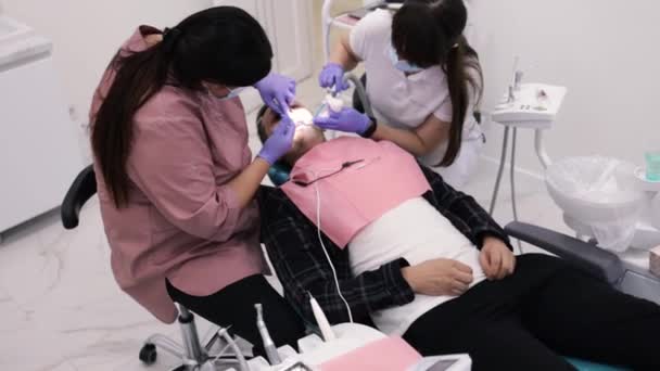 Nahaufnahme Eines Zahnarztes Und Einer Assistentin Bei Der Behandlung Eines — Stockvideo