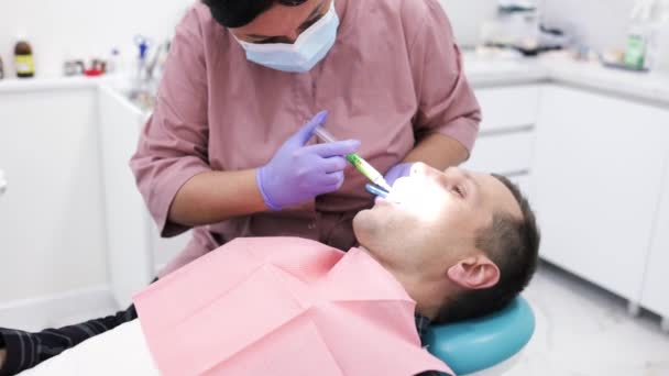 牙科医生在手术前局部麻醉 — 图库视频影像
